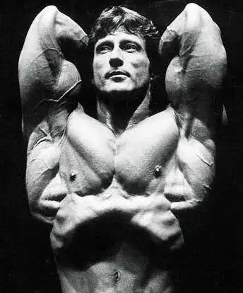 Frank Zane posant en vacuum abdominal