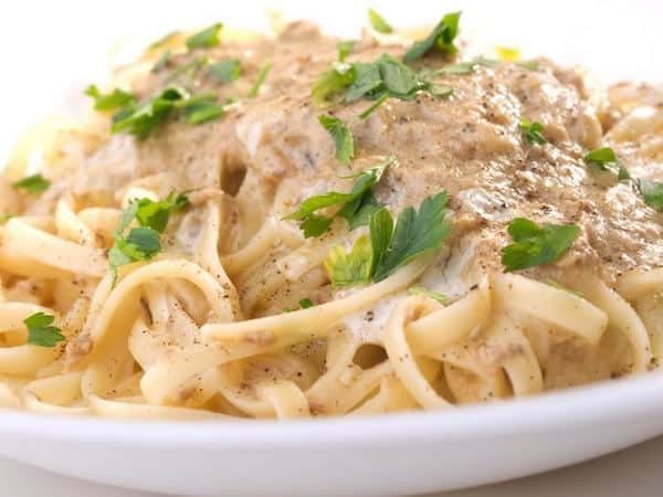 Pâtes al dente, thon, sauce tomate maison