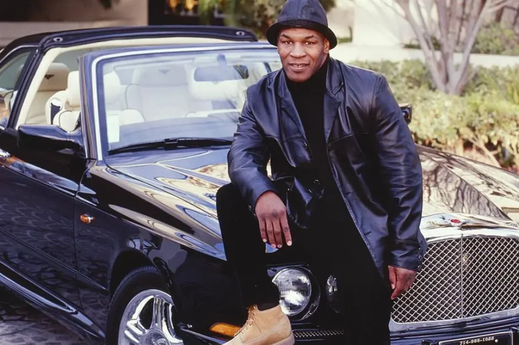 Mike Tyson avec une de ses voitures de collection